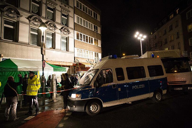 Am Samstagabend haben mehrere Hundert Polizisten im Düsseldorfer Nordafrikaner-Viertel Maghreb mehr als sechs Stunden lang Personen kontrolliert und Räume durchsucht.
