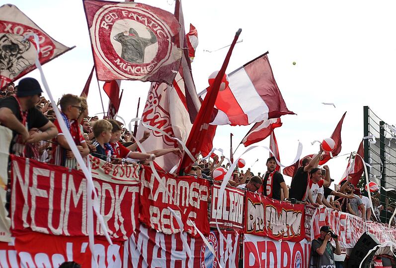 "Fans" des FC Bayern sorgen im Kehdinger Stadion für eine fünfminütige Unterbrechung, indem sie Plastikbälle und Toilettenpapierrollen auf den Rasen werfen.