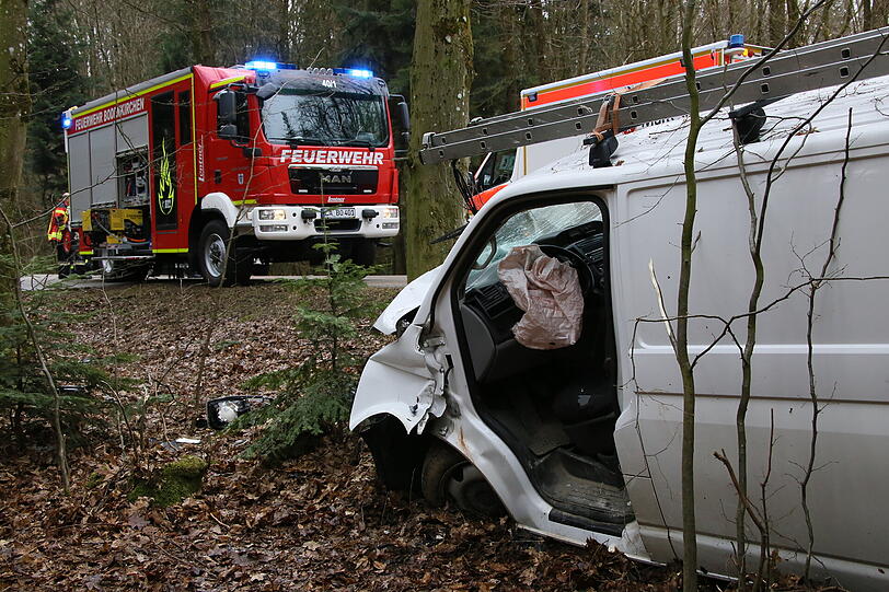 Bei einem Unfall im Landkreis Landshut wurde ein Mann in sein Auto eingeklemmt, nachdem er gegen einen Baum prallte.