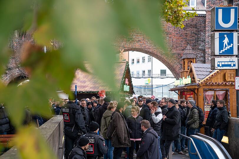 Die Fans des FC Bayern versammelten sich am Vormittag am Sendlinger Tor und reisten von dort aus weiter zum Wettersteinplatz.