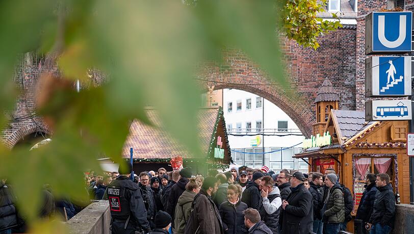 Die Fans des FC Bayern versammelten sich am Vormittag am Sendlinger Tor und reisten von dort aus weiter zum Wettersteinplatz. Die Fans des FC Bayern versammelten sich am Vormittag am Sendlinger Tor und reisten von dort aus weiter zum Wettersteinplatz.