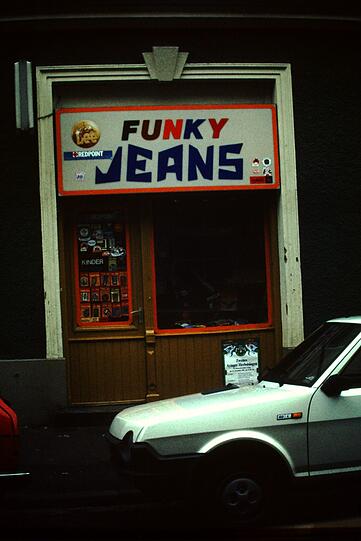 Der Jeans-Shop ist passé. Auch das Auto (Fiat Strada) sieht man sehr selten.