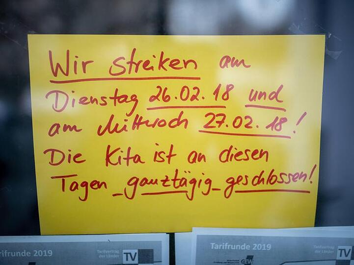 "Wir streiken..." steht auf einem Plakat am Eingang einer Kindertagesstätte im Berliner Stadtteil Kreuzberg.