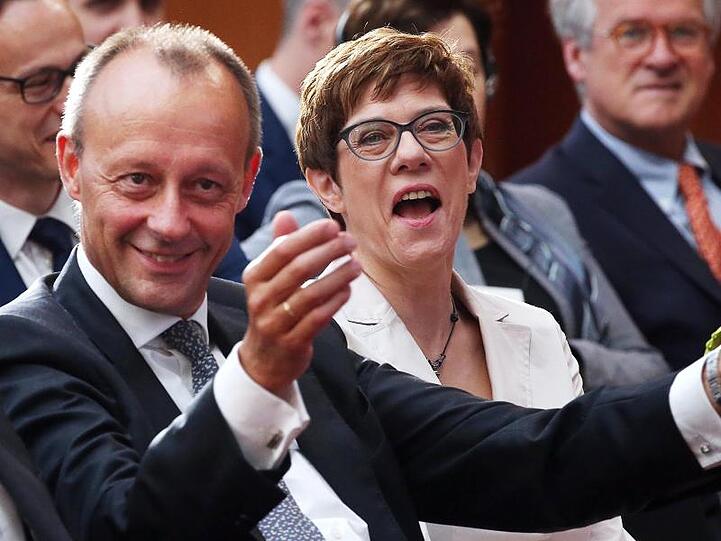 Friedrich Merz, Vizepräsident des Wirtschaftsrates der CDU, und CDU-Chefin Annegret Kramp-Karrenbauer bei der Deutsch-Amerikanischen Konferenz der Atlantik-Brücke in Berlin.