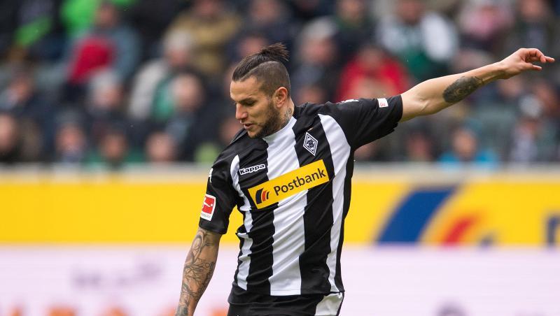 Raul Bobadilla spielt den Ball.
