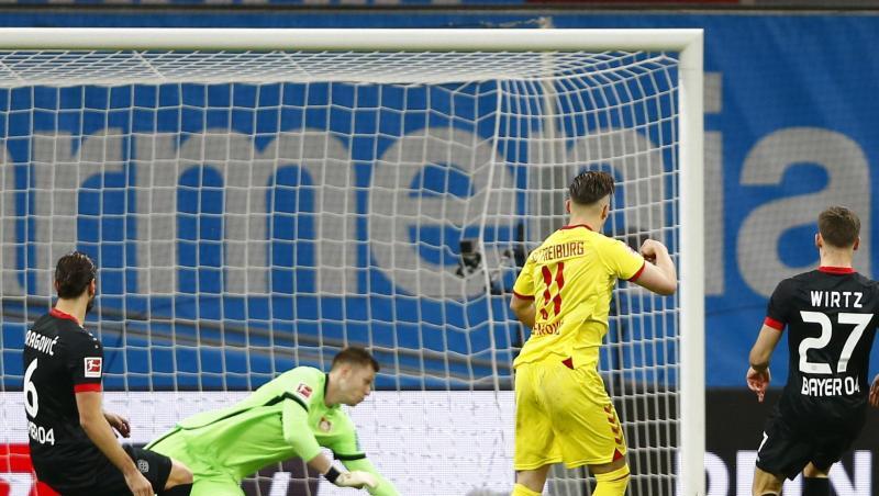 Freiburgs Ermedin Demirovic (2.vr) erzielt das Tor zum 1:0 gegen Leverkusens Torwart Lennart Grill.