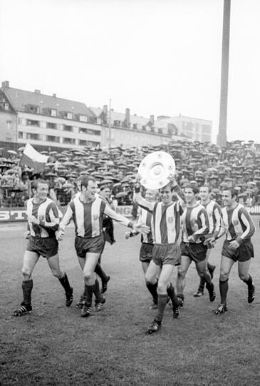 7. Juni 1969: Die Bayern bejubeln ihre Meisterschaft v.l.: Werner Olk, Bulle Roth, Dieter Brenninger, Peter Pumm mit der Meisterschale, Gerd Müller, Rainer Ohlhauser, August "Gustl" Starek.