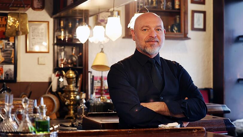 Der gebürtige Italiener Emanuele Ingusci führt seit 15 Jahren den Barroom in der Milchstraße in Haidhausen. In der AZ zeigt der Barkeeper drei einfache Rezepte für Drinks zum Silvesterabend. Der gebürtige Italiener Emanuele Ingusci führt seit 15 Jahren den Barroom in der Milchstraße in Haidhausen. In der AZ zeigt der Barkeeper drei einfache Rezepte für Drinks zum Silvesterabend.