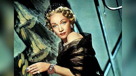 In dem Film "Die rote Lola" trug die legendäre Schauspielerin Marlene Dietrich das auffällige Armband von "Van Cleef & Arpels".