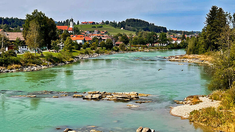 So sieht Frühling aus: Der Lech schimmert in Türkis.