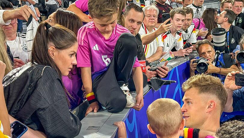 Joshua Kimmich mit Ehefrau Lina und seinem Sohn Lenny auf dem Arm.