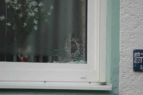 Ein Einschussloch im Wohnzimmerfenster. Der Schütze feuerte von der Terrasse aus.