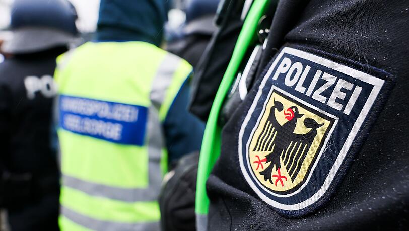 Bundespolizisten haben bei zwei Jugendlichen in Neum&uuml;nster Waffen sichergestellt. (Symbolfoto)