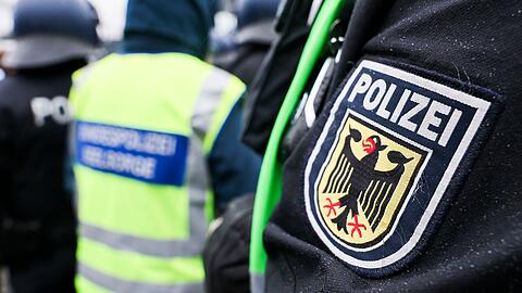 Bundespolizisten haben bei zwei Jugendlichen in Neum&uuml;nster Waffen sichergestellt. (Symbolfoto)