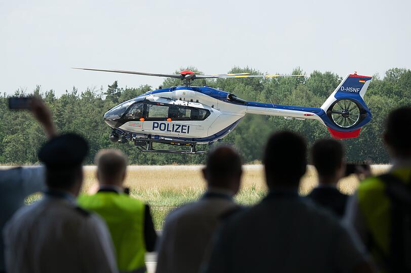 Für einen Hubschraubereinsatz berechnet die Münchner Polizei 4000 Euro plus 200 für die Crew. Für einen Hubschraubereinsatz berechnet die Münchner Polizei 4000 Euro plus 200 für die Crew.