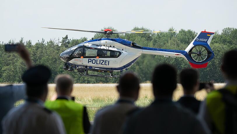 Für einen Hubschraubereinsatz berechnet die Münchner Polizei 4000 Euro plus 200 für die Crew. Für einen Hubschraubereinsatz berechnet die Münchner Polizei 4000 Euro plus 200 für die Crew.