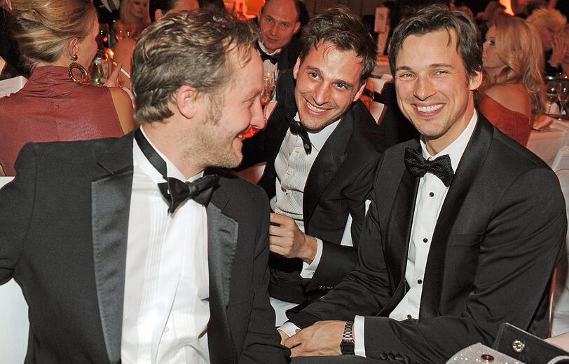 Star-Auflauf in München: Promis aus Film und Fernsehen haben beim 39. Deutschen Filmball am Samstagabend die Erfolge des vergangenen Kinojahres gefeiert. Etwa 900 Gäste kamen im Ballsaal des Nobelhotels &bdquo;Bayerischer Hof&ldquo; zusammen, unter ihnen Schauspieler wie Veronica Ferres, Iris Berben, Christine Neubauer, Florian-David Fitz, Armin Rohde und Matthias Schweighöfer. &bdquo;Wir haben allen Grund zum Feiern&ldquo;, sagte Bayerns Ministerpräsident und Schirmherr der Veranstaltung, Horst Seehofer (CSU). Klicken Sie hier durch die besten Bilder des Abends.