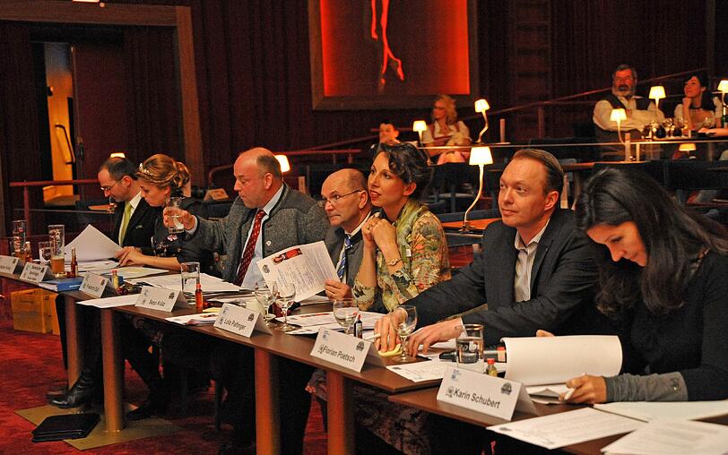 Die Jury besteht aus Lola Paltinger, Sepp Krätz, Karin Schubert, Friedrich Düll, Walter König und Florian Poetsch.