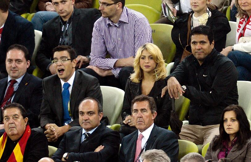 Neben dem Platz fiebert seine Freundin Shakira regelmäßig mit ihrem Liebsten mit...