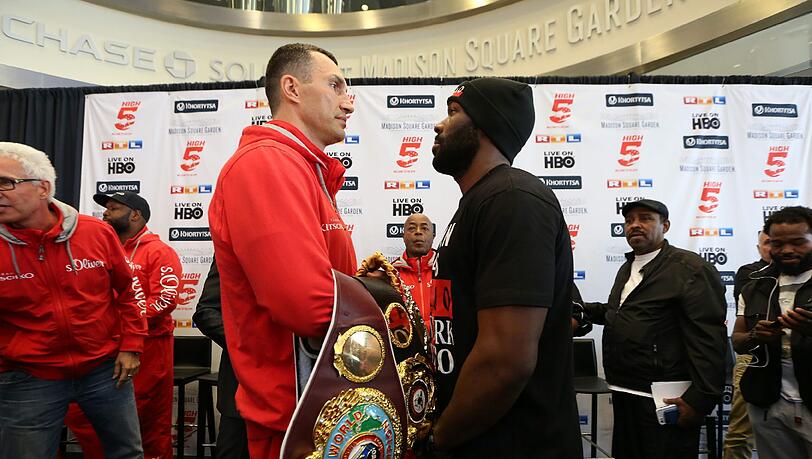 Wladimir Klitschko (l.) und Bryant Jennings steigen am Sonntag im Madison Square Garden in den Ring. Wladimir Klitschko (l.) und Bryant Jennings steigen am Sonntag im Madison Square Garden in den Ring.