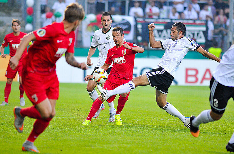 Der FC Augsburg zittert sich in die zweite Runde des DFB-Pokals. Mit einem 1:3 nach Verlängerung konnte man sich gegen den EV Elversberg durchsetzen.