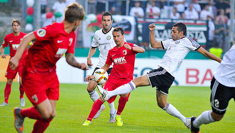 Der FC Augsburg zittert sich in die zweite Runde des DFB-Pokals. Mit einem 1:3 nach Verlängerung konnte man sich gegen den EV Elversberg durchsetzen. Der FC Augsburg zittert sich in die zweite Runde des DFB-Pokals. Mit einem 1:3 nach Verlängerung konnte man sich gegen den EV Elversberg durchsetzen.
