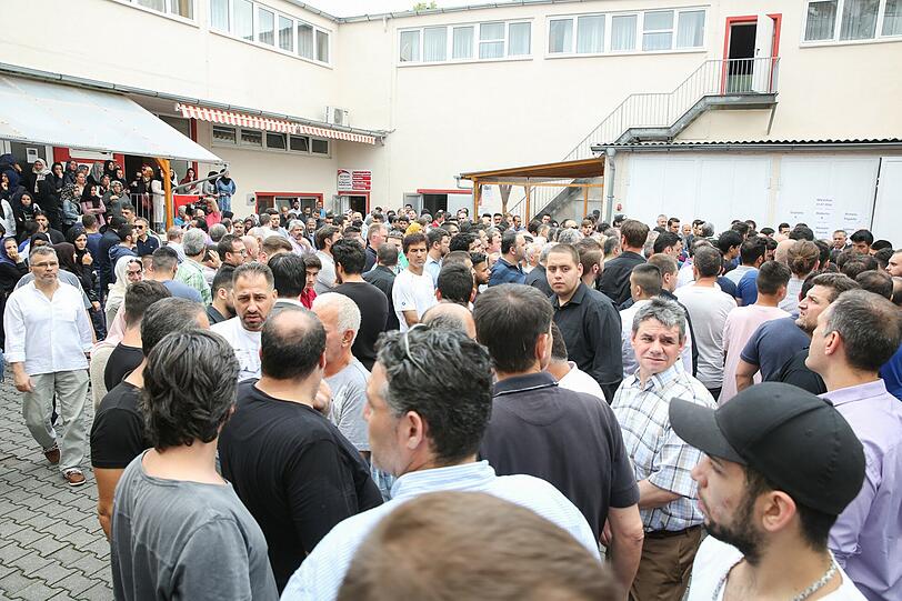 In der Trauer vereint: Die türkisch-islamische Gemeinde hat der Opfer des OEZ-Amokläufers gedacht - die Bilder.