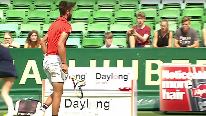 Benoit Paire rastet beim Spiel gegen Florian Mayer komplett aus. Benoit Paire rastet beim Spiel gegen Florian Mayer komplett aus.