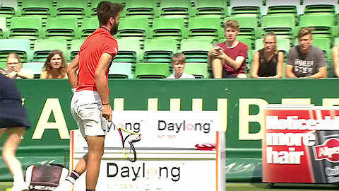 Benoit Paire rastet beim Spiel gegen Florian Mayer komplett aus.
