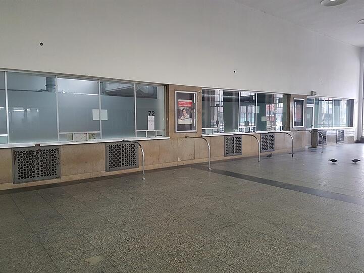 Schon längst geschlossen: Die alten Schalter im Flügelbahnhof sind verrammelt.