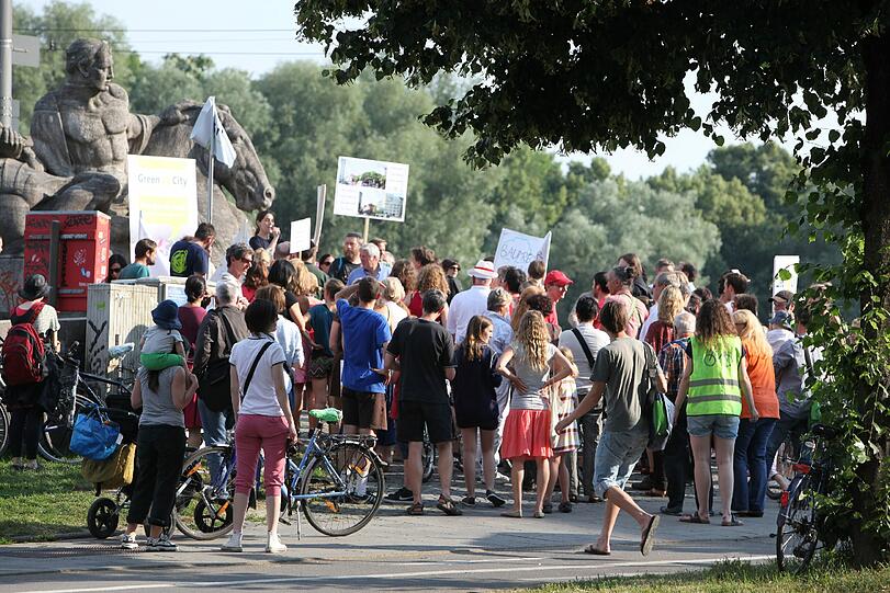 Die Demo für den Erhalt der Kastanien und gegen den neuen Luxus-Wohnklotz: "Baumrecht vor Baurecht" und "Den Bauherren nicht die Stadtplanung überlassen" stand auf den Transparenten der Demonstranten.