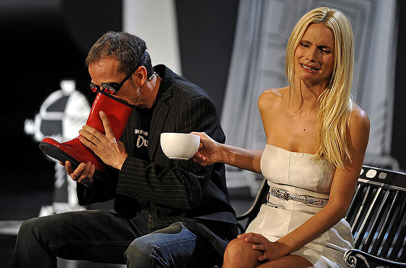 Skurrile Wetten gehörten ebenso zur Show wie die hochkarätigen Gäste. Hier kann Co-Moderatorin Michelle Hunziker gar nicht hinschauen, als Wettkandidat Thomas Schuster wettet, er könne alleine am Schweißgeruch den Träger des Gummistiefels ermitteln.