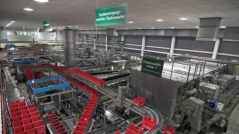Eine Flaschenreinigungsanlage einer Brauerei. Oftmals wird Natronlauge als Reinigungsmittel verwendet. (Archivbild)