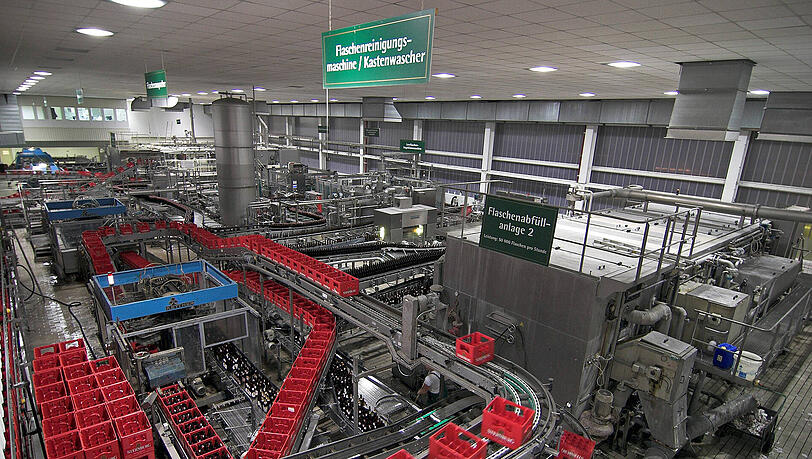 Eine Flaschenreinigungsanlage einer Brauerei. Oftmals wird Natronlauge als Reinigungsmittel verwendet. (Archivbild) Eine Flaschenreinigungsanlage einer Brauerei. Oftmals wird Natronlauge als Reinigungsmittel verwendet. (Archivbild)