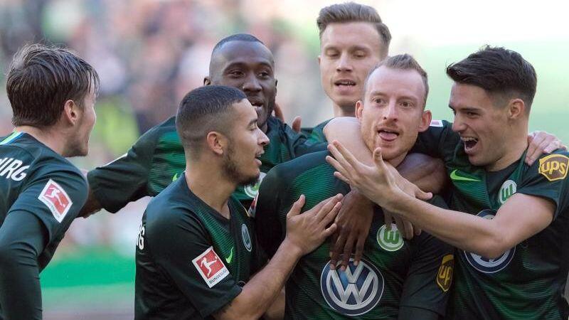 Wolfsburgs Maximilian Arnold (2.v.r) bejubelt mit seinen Mitspielern sein Tor zum 1:0 gegen den FSV Mainz 05.