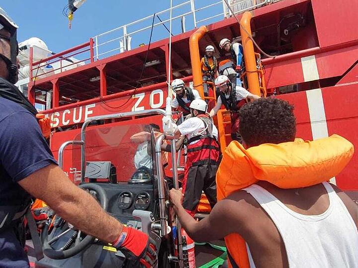 Migranten werden an Bord der "Ocean Viking" aufgenommen.