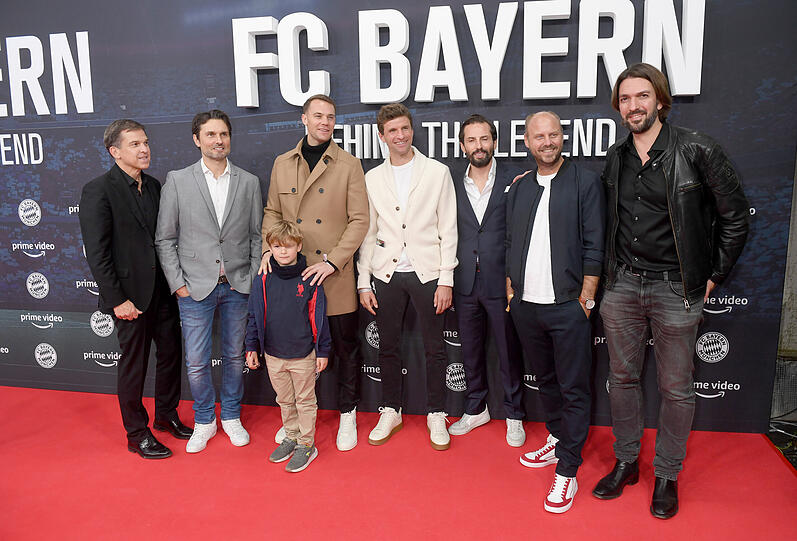 Prime Video Deutschland-Geschäftsführer Christoph Schneider, Regisseur Simon Verhoeven, Schneiders Sohn Maximilian, Manuel Neuer, Thomas Müller, Produzent Quirin Berg, Regisseur Nepomuk V. Fischer und Produzent Max Wiedemann (v.l.) posieren fürs Gruppenfoto.