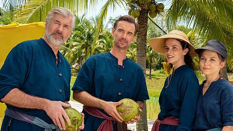 "Das Traumschiff: Phuket": Auf der Suche nach einer neuen Challenge treffen Max Parger (Florian Silbereisen, 2. v. l.) und Martin Grimm (Daniel Morgenroth) auf Annika Ehler (Maxine Kazis, 2. v. r.) und Melly Sturm (Marija Mauer).