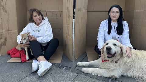 Brigitte Walbrun und Anita Eichhorn demonstrieren am Münchner Karlsplatz.