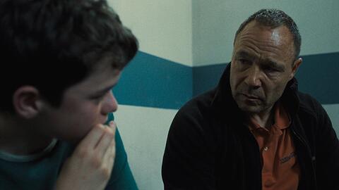 Owen Cooper (l.) spielt in der Rolle des Jamie Miller neben Stephen Graham als Eddie Miller in der britischen Netflix-Serie "Adolescence". Der 13-Jährige wird in der Serie verdächtigt, eine Mitschülerin ermordet zu haben.