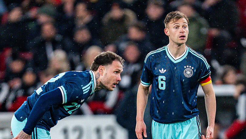 Denker und Lenker beim DFB: Kapit&auml;n Joshua Kimmich, hier mit Leipzigs David Raum.