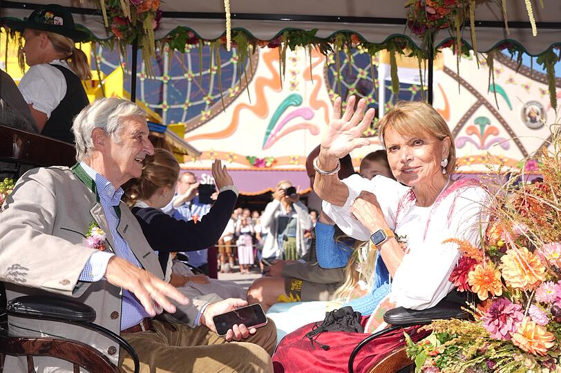 Uschi Glas (re.) und ihr Mann Dieter Hermann beim Einzug der Wiesn-Wirte. Uschi Glas (re.) und ihr Mann Dieter Hermann beim Einzug der Wiesn-Wirte.