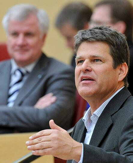 9. Februar: Der Wirtschaftsexperte Martin Runge wird zum neuen Fraktionschef der Grünen im Landtag gewählt. Der 52-Jährige aus Gröbenzell bei München setzt sich in einer Kampfabstimmung knapp gegen den Bildungspolitiker Thomas Gehring aus dem Oberallgäu durch. Der bisherige Fraktionschef Thomas Mütze hatte nach gut sieben Monaten aufgehört, weil er sich dem Druck nicht gewachsen fühlte.