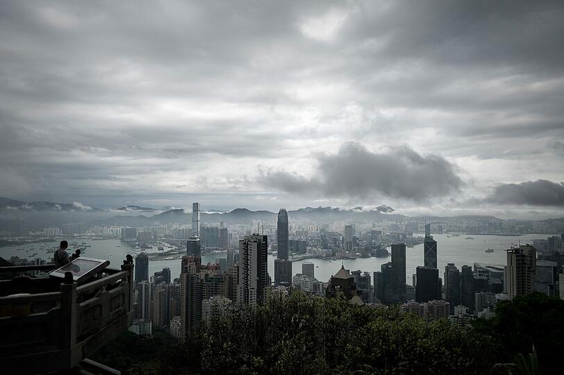 Über der Skyline von Hong Kong braut sich ein Sturm zusammen. Ein mächtiges Tiefdruckgebiet aus Südchina bringt Unwetter über die Stadt.