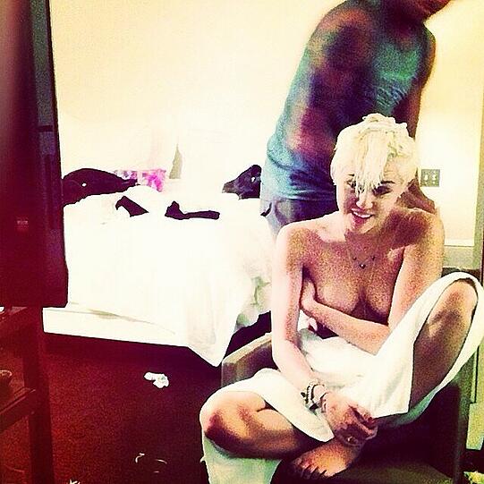 Stars fast nackt: Pop-Sternchen Miley Cyrus nur durch ein Handtuch verhüllt.