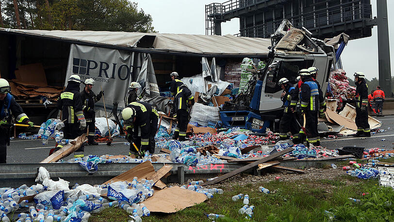 Bei einem schweren Lkw-Unfall auf der A6 behinderten dreiste Gaffer die Rettungsmaßnahmen massiv. Die Bilder von der Unfallstelle.