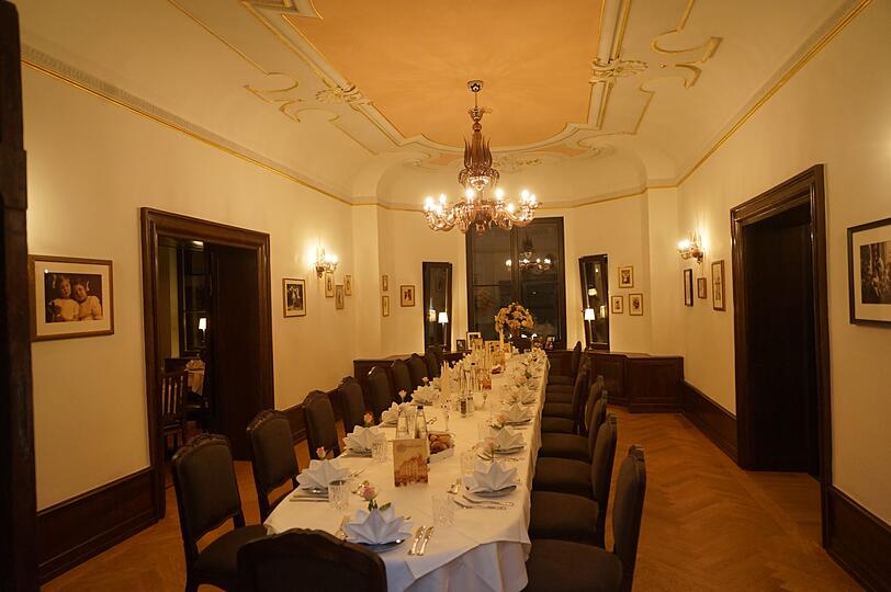 Das schmucke Speisezimmer: Hier finden unter der teils vergoldeten Stuckdecke mit Murano-Leuchter bis zu 30 Personen Platz.