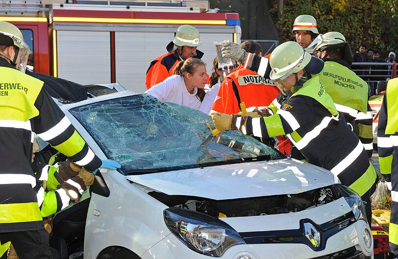 Um die 19-Jährige aus ihrem Fahrzeug zu befreien, verwendete die Feuerwehr schwere Gerätschaft.