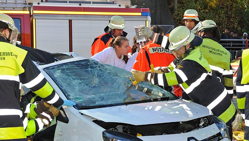 Um die 19-Jährige aus ihrem Fahrzeug zu befreien, verwendete die Feuerwehr schwere Gerätschaft. Um die 19-Jährige aus ihrem Fahrzeug zu befreien, verwendete die Feuerwehr schwere Gerätschaft.