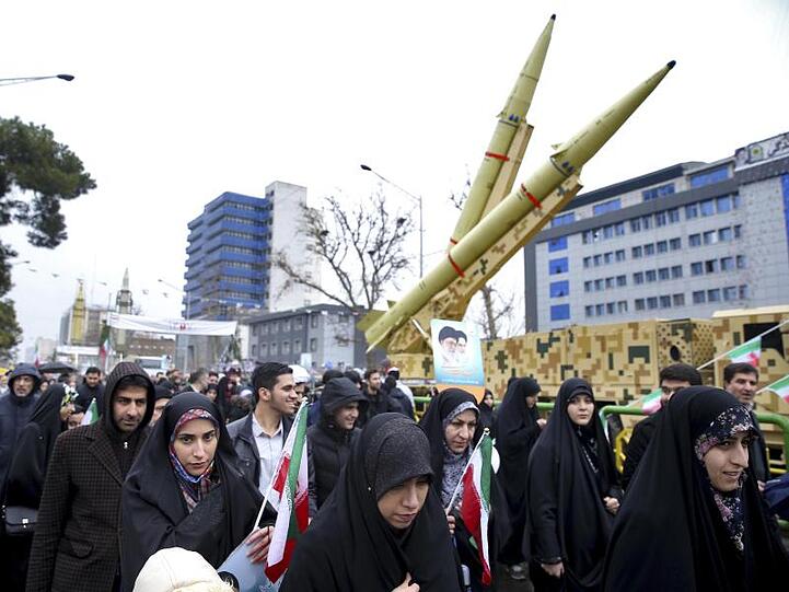 Außenpolitische Spannungen, innenpolitische Machtkämpfe zwischen Reformern und Hardlinern und eine fragile Wirtschaft dominieren den Iran.